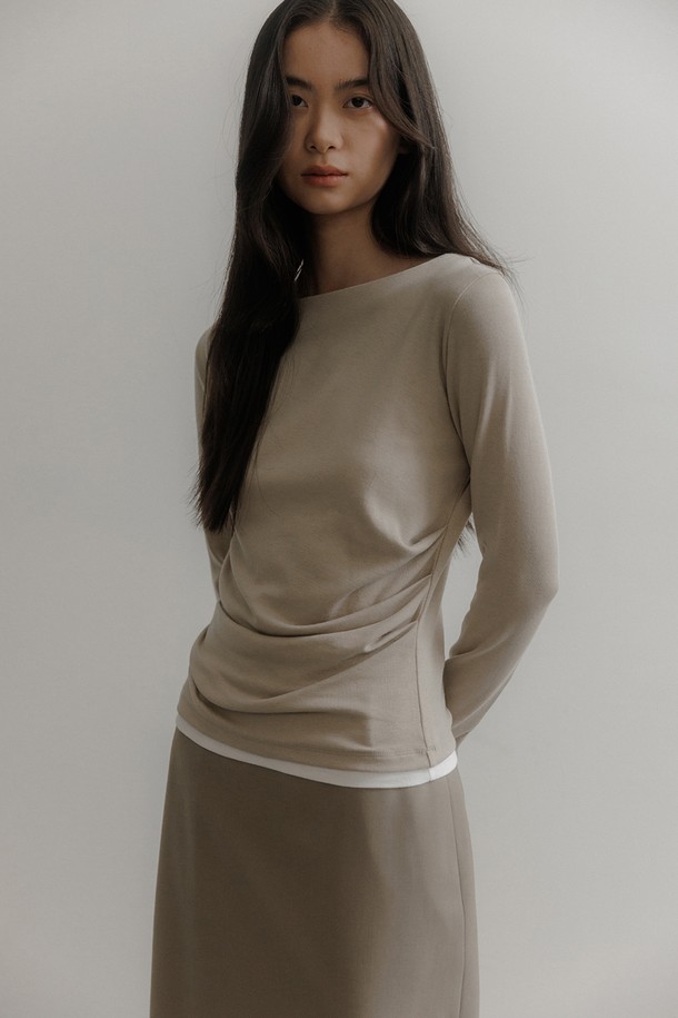 미니멀하고 베이직한 스타일의 여성 레이어드 턱크 티셔츠입니다. 부드러운 촉감의 베이지 컬러로, 봄, 가을에 활용하기 좋은 아이템입니다. 라운드넥에 긴 소매, 레귤러 핏으로 편안하게 착용할 수 있으며, 레이어드 디자인과 구조적인 실루엣이 특징입니다. 데이트룩, 카페룩 등 다양한 TPO에 세련된 스타일을 연출해 보세요. 레이어드 스타일링이 용이하여, 다채로운 코디를 즐길 수 있습니다.
