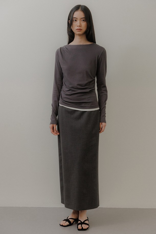 세련된 레이어드 룩을 연출해 줄 "레이어드 턱크 티셔츠 [차콜그레이]"입니다. 부드러운 면, 모달, 스판덱스 혼방 소재로 제작되어 편안한 착용감을 선사하며, 보트넥 라인과 긴 소매 기장으로 여성스러운 실루엣을 강조합니다. 얇은 두께감으로 봄, 여름, 가을 시즌에 활용하기 좋으며, 베이직하고 미니멀한 스타일을 선호하는 분들께 추천합니다. 한쪽 어깨 턱 디테일, 옆선 자연스러운 주름, 밑단 아이보리 배색 포인트가 돋보이며, 데이트룩, 카페룩 등 다양한 TPO에 활용 가능합니다.
