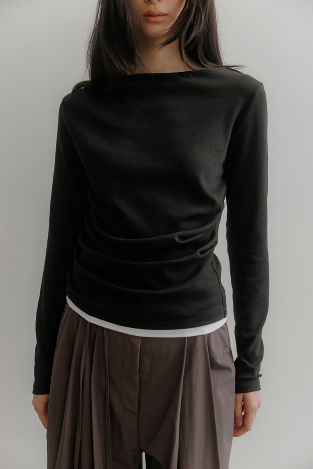 세련된 레이어드 턱크 티셔츠 [블랙]입니다. 부드러운 면, 모달, 스판덱스 혼방 소재로 제작되어 편안한 착용감을 선사합니다. 한쪽 어깨 턱 플리츠 디테일이 돋보이며, 자연스러운 주름 효과와 아이보리 컬러 대비 밑단이 디자인의 포인트입니다. 릴랙스 핏과 보트넥, 긴 소매 기장으로 미니멀하면서도 여성스러운 스타일을 연출합니다. 데이트룩, 카페룩 등 다양한 TPO에 활용하여 미니멀, 클래식, 캐주얼 무드를 즐길 수 있습니다.
