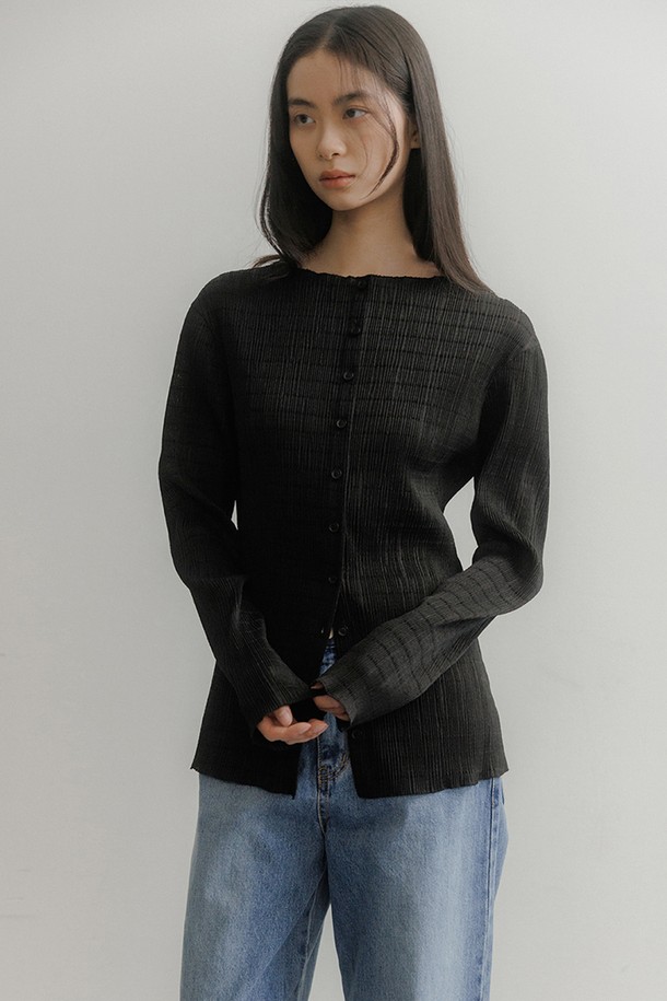 플리츠 투웨이 블라우스 [블랙]은 여성스러운 실루엣을 연출하는 블라우스입니다. 부드러운 폴리에스테르 소재로 제작되어 편안한 착용감을 선사하며, 릴랙스 핏으로 활동성을 높였습니다. 보트넥 디자인과 긴소매, 얇은 두께감으로 봄, 가을에 활용하기 좋습니다. 앞뒤 양면 착용이 가능하며, 자수 트리밍 디테일로 포인트를 더해 다양한 스타일을 연출할 수 있습니다. 특히 오피스룩, 출근룩, 모임룩 등 TPO에 맞춰 클래식하고 미니멀한 스타일을 완성해보세요.
