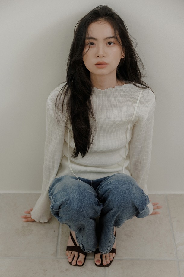 우아하고 세련된 여성 플리츠 투웨이 블라우스 [아이보리]입니다. 부드러운 폴리에스테르 소재로 제작되어 봄, 여름 계절에 시원하게 착용 가능합니다. 하이넥 디자인과 긴 소매, 레귤러핏으로 우아한 무드를 연출하며, 투웨이 디자인으로 다양한 스타일을 소화할 수 있습니다. 데이트룩, 카페룩, 모임룩 등 TPO에 따라 클래식, 미니멀, 로맨틱 스타일을 완성해보세요. 플리츠 디테일이 돋보이는 블라우스로 부드러운 촉감을 경험해 보세요.
