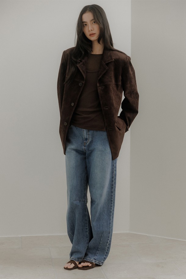 더오어 스웨이드 재킷 [브라운]은 부드러운 촉감의 스웨이드와 피그가죽 소재로 제작되어 고급스러운 분위기를 자아냅니다. 클래식하고 미니멀한 디자인으로, 데이트룩, 모임룩, 가을 나들이룩 등 다양한 TPO에 활용하기 좋습니다. 레귤러 핏과 중간 두께감으로 봄, 가을 시즌에 적합하며, 요크 디테일, 플랩 포켓, 드롭 숄더, 프리미엄 버튼 등 섬세한 디자인 요소가 돋보입니다. 브라운 컬러의 무지 자켓으로 어떤 스타일에도 쉽게 매치할 수 있으며, 긴 소매와 버튼 여밈 방식으로 깔끔하게 연출할 수 있습니다.
