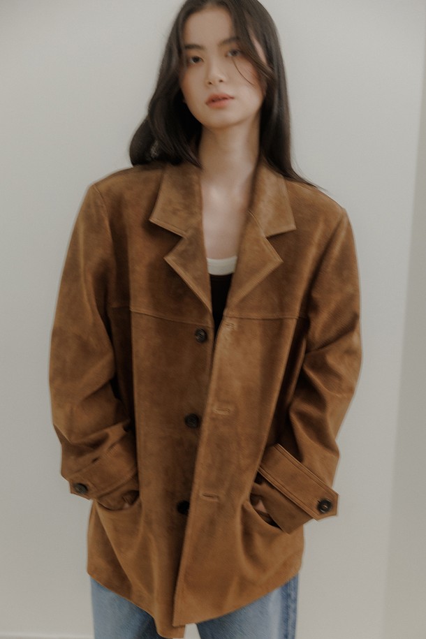 더오어 스웨이드 재킷 [카멜]은 부드러운 촉감의 스웨이드와 피그 가죽 소재로 제작된 여성용 자켓입니다. 숏 기장의 레귤러핏으로, 봄, 가을에 데일리룩, 데이트룩, 오피스룩 등 다양한 TPO에 활용하기 좋습니다. 미니멀하고 클래식한 스타일을 연출하며, 프론트 및 백 요크 디테일, 플랩 포켓, 드롭 숄더, 프리미엄 버튼 등 섬세한 디자인 요소가 돋보입니다. 무지 패턴의 카멜 컬러는 어떤 옷에도 쉽게 매치되어 시크한 매력을 더합니다. 긴 소매 기장과 중간 두께감으로 간절기에 활용하기 좋은 아이템입니다.
