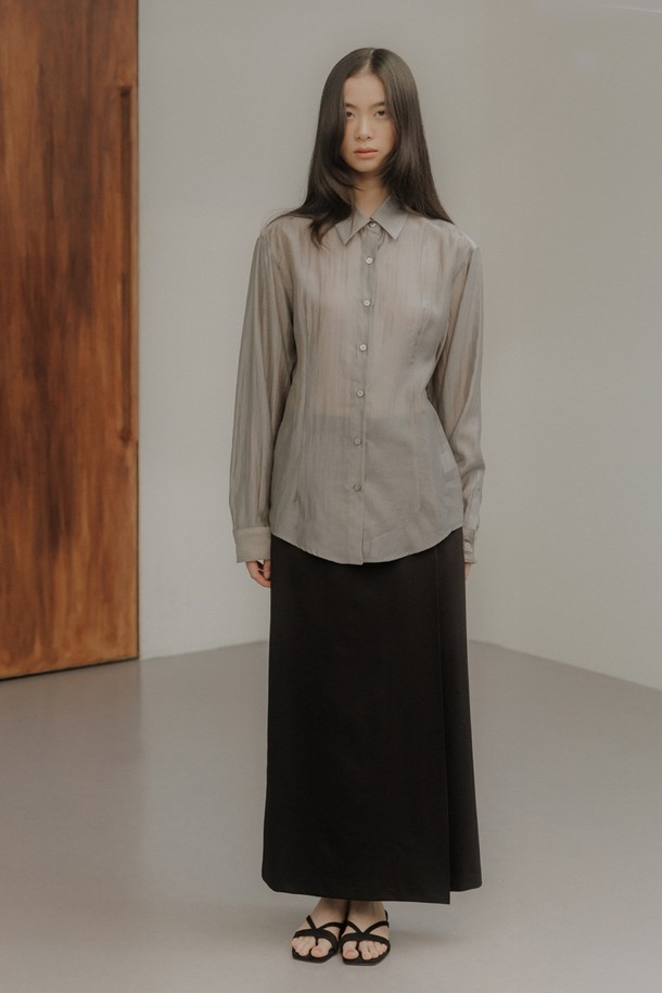 세련된 분위기를 연출하는 맥시 랩 스커트입니다. 부드럽게 떨어지는 A라인 핏과 랩 스타일 디자인이 특징이며, 미니멀하고 베이직한 무드를 선호하는 여성분들께 추천합니다. 블랙과 그레이, 두 가지 컬러로 출시되어 다양한 상의와 매치하기 용이하며 데이트룩, 출근룩 등 TPO에 구애받지 않고 클래식하고 시크한 스타일을 연출할 수 있습니다. 봄, 가을 시즌에 활용하기 좋으며, 루즈핏으로 편안한 착용감을 선사합니다. 무지 디자인과 투톤 배색이 은은한 포인트를 더합니다.
