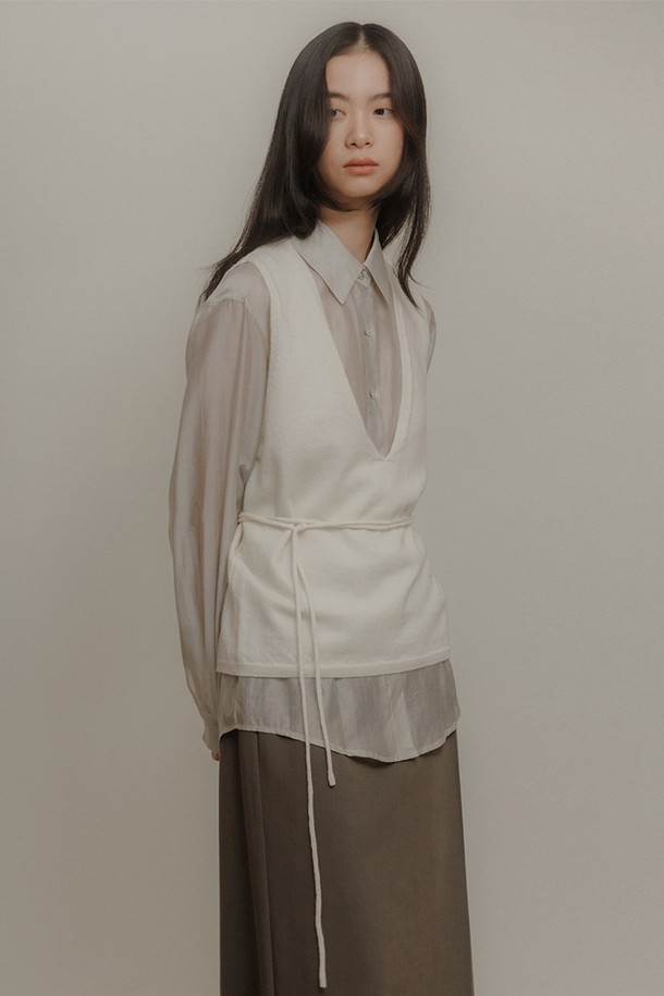 맥시 랩 스커트 [2colors]는 여성 고객을 위한 미니멀하고 베이직한 디자인의 스커트입니다. 봄, 여름, 가을 계절에 활용하기 좋으며, 데이트룩 또는 모임룩으로 스타일리시하게 연출할 수 있습니다. 랩 스타일의 루즈핏으로 편안한 착용감을 선사하며, 무지 디자인과 얇은 두께감으로 시원하게 즐길 수 있습니다. 화이트와 그레이 두 가지 색상으로 제공되어, 미니멀, 클래식, 캐주얼 등 다양한 스타일을 연출하기 좋습니다. 투피스 스타일로도 활용 가능하여 실용성을 더했습니다.
