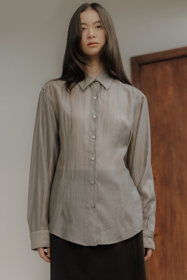 "슬림 라인 셔츠 [2colors]"는 베이지와 그레이 두 가지 색상으로 제공되며, 봄, 가을에 착용하기 좋은 슬림핏 셔츠입니다. 텐셀과 폴리에스테르 혼방 소재로 제작되어 부드러운 촉감을 선사하며, 얇은 두께감으로 편안한 착용감을 제공합니다. 어깨 요크와 암홀 심의 더블 스티칭, 프리미엄 버튼 커프스, 소매 슬릿 마감 등의 디테일이 돋보이며, 캐주얼, 클래식 스타일을 모두 소화할 수 있습니다. 출근룩, 비즈니스 캐주얼과 같은 TPO에도 잘 어울리며, 이너 또는 아우터로 다양하게 활용 가능합니다.
