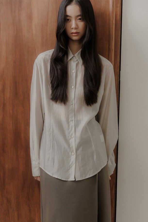 **슬림 라인 셔츠 [2colors]**

미니멀하고 베이직한 디자인의 여성용 슬림핏 셔츠입니다. 차이나칼라와 긴 소매 기장으로, 봄, 가을에 오피스룩, 출근룩, 비즈니스 캐주얼 등 다양한 TPO에 활용하기 좋습니다. 부드러운 폴리에스테르 소재로 제작되어 편안한 착용감을 선사하며, 얇은 두께감으로 간절기에도 부담 없이 즐길 수 있습니다. 심플한 디자인과 무지 패턴으로 미니멀, 클래식, 시크 스타일을 연출하기에 제격인 기본 셔츠입니다. 베이지 색상으로 출시되었습니다.

