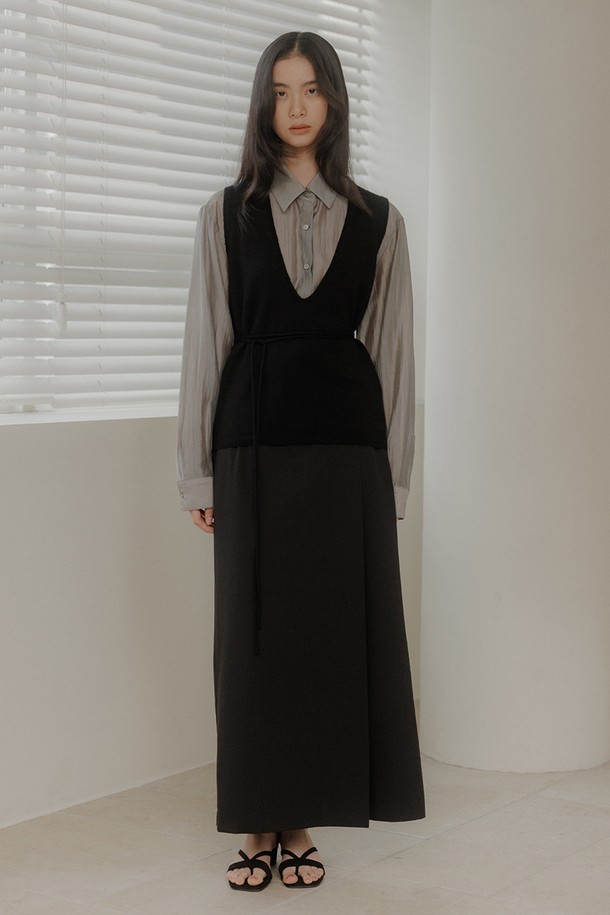 **레이어 니트 베스트 [2colors]**

부드러운 울 소재로 제작된 레이어 니트 베스트입니다. 아이보리, 블랙 두 가지 색상으로 출시되었으며, 릴랙스핏과 브이넥 디자인으로 편안하면서도 세련된 스타일을 연출합니다. 가을, 겨울 시즌에 어울리는 두꺼운 두께감과 넉넉한 암홀, 허리 스트랩으로 다양한 스타일링이 가능합니다. 무지, 케이블 패턴으로 베이직하면서도 클래식한 무드를 더하며, 데이트룩, 모임룩 등 다양한 TPO에 활용할 수 있습니다. 헤링본 마감 디테일이 돋보이는 니트 베스트로, 미니멀, 캐주얼, 클래식 스타일을 즐기는 여성분들께 추천합니다.
