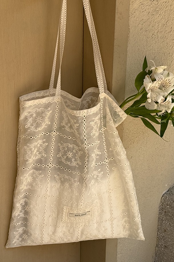 아이보리 컬러의 레이스 에코백입니다. 면, 레이온, 나일론 혼방 소재로 부드러운 촉감을 선사하며, 사각 모양에 심플한 디자인이 돋보입니다. 레이스 패턴과 레이스 라벨 디테일이 우아한 분위기를 더하며, 데일리룩에 포인트를 줄 수 있습니다. 넉넉한 수납이 가능한 실용적인 가방으로, 베이직, 미니멀, 로맨틱 스타일을 즐겨 입는 여성분들께 추천합니다. 자연스러운 실루엣과 따뜻한 색감으로 완성도를 높였습니다.
