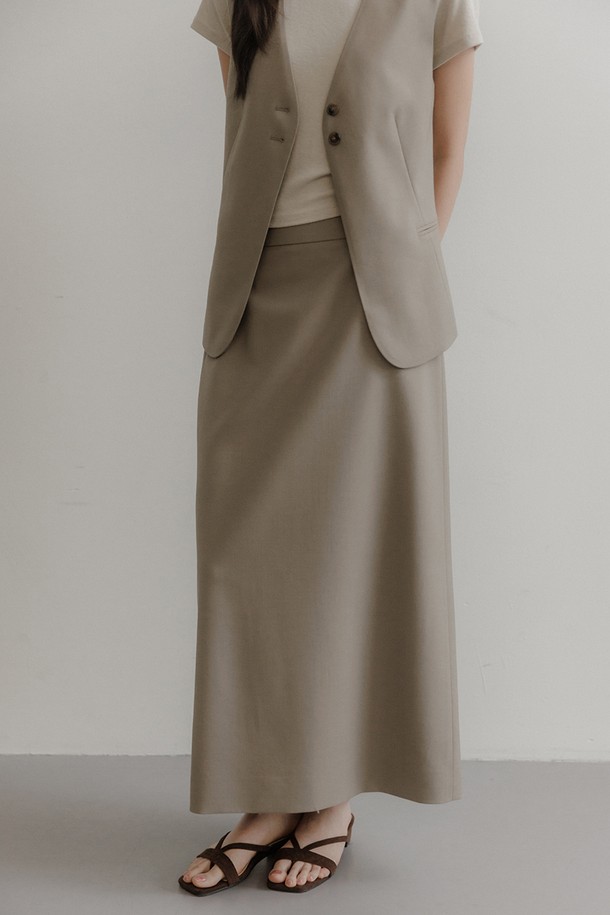 **시그니처 슬림 스커트 [카키]**

세련된 실루엣을 자랑하는 시그니처 슬림 스커트 [카키]입니다. 프리미엄 울 혼방 소재로 제작되어 부드러운 촉감과 두꺼운 두께감으로 사계절 내내 착용 가능합니다. 미니멀하고 클래식한 디자인에 A라인 핏, 백슬릿 디테일이 더해져 엘레강스한 무드를 연출합니다. 오피스룩, 모임룩, 비즈니스 캐주얼 등 다양한 TPO에 활용하여 클래식, 미니멀, 시크 스타일을 완성해보세요. 카키, 그레이, 블랙 세 가지 컬러 옵션으로 만나보실 수 있습니다.
