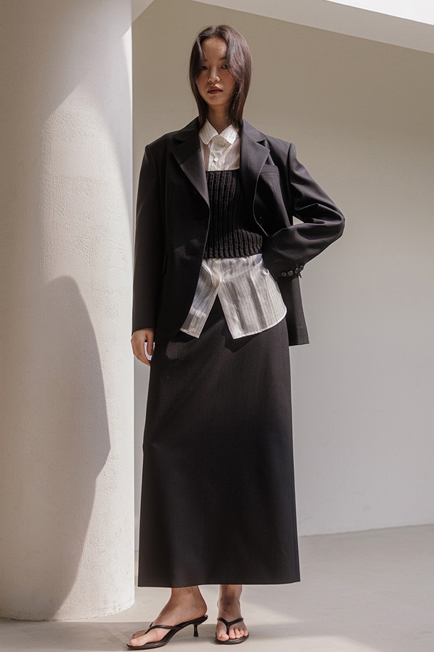 세련된 무드의 시그니처 슬림 스커트 [블랙]입니다. 울 혼방 소재로 제작되어 부드러운 촉감과 따뜻함을 선사하며, 사계절 내내 활용하기 좋습니다. 슬림핏 A라인 디자인에 무지 패턴과 백슬릿 디테일로 포인트를 더해 미니멀하면서도 클래식한 스타일을 연출합니다. 오피스룩, 모임룩, 출근룩 등 다양한 TPO에 활용 가능하며, 시크하고 세련된 스타일을 완성해 보세요. 블랙, 그레이, 카키 세 가지 컬러로 만나볼 수 있습니다.
