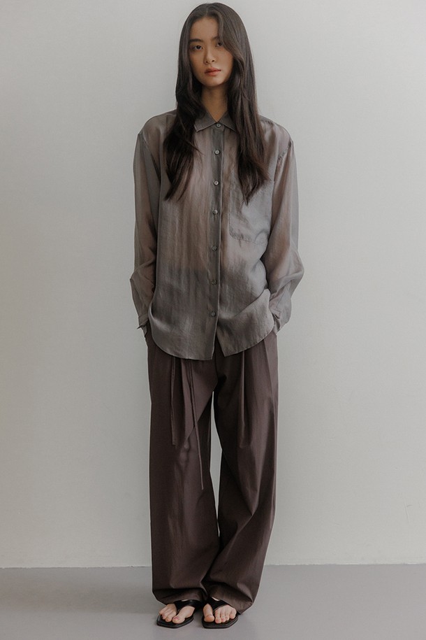 부드러운 면 소재로 제작되어 편안한 착용감을 선사하는 소프트 레이셔츠입니다. 차이나 칼라 디자인과 긴 소매 기장으로 클래식하면서도 미니멀한 스타일을 연출합니다. 얇은 두께감과 루즈핏으로 제작되어 봄, 가을 시즌에 활용하기 좋으며, 일상, 출근룩, 비즈니스 캐주얼 등 다양한 TPO에 매치할 수 있습니다. 무지 디자인에 그레이 컬러로 어떤 옷에도 쉽게 코디할 수 있으며, 부드러운 촉감으로 기분 좋은 착용감을 느낄 수 있습니다. 버튼 여밈 방식으로 간편하게 착용 가능하며, 베이직한 디자인으로 유행을 타지 않고 오래도록 즐겨 입을 수 있습니다.
