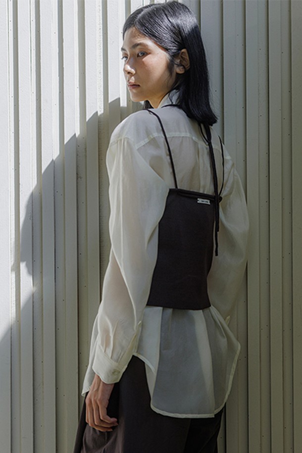 부드러운 촉감이 특징인 소프트 레이셔츠입니다. 베이직하고 미니멀한 스타일로, 봄, 가을에 활용하기 좋은 긴 소매 셔츠입니다. 얇은 두께감의 폴리에스테르 소재로 제작되었으며, 레귤러핏으로 편안하게 착용할 수 있습니다. 화이트 색상에 무지 패턴으로 어떤 옷에도 잘 어울립니다. 데이트룩, 카페룩, 오피스룩 등 다양한 TPO에 클래식, 미니멀, 캐주얼 스타일로 연출해보세요.
