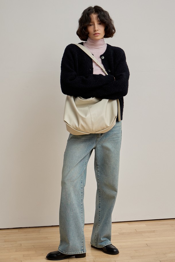 루네 멀티백 [크림]은 미니멀하고 모던한 스타일을 추구하는 여성들을 위한 라지 사이즈의 멀티백입니다. 비건 가죽 소재로 제작되었으며, 크림 컬러의 무지 디자인이 특징입니다. 오버사이즈 사각 쉐입에 숄더 및 크로스바디로 연출 가능하며, 비대칭 스트랩과 오리가미 스타일 바닥으로 세련된 포인트를 더했습니다. 내부에는 노트북 수납 공간과 다양한 수납을 위한 지퍼 포켓 및 오픈 포켓이 있어 실용적입니다. 오피스룩에 완벽하게 어울리는 데일리 가방으로, 마그네틱 잠금 방식으로 간편하게 사용할 수 있습니다.
