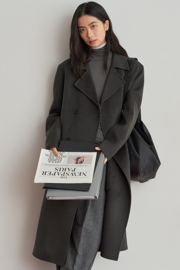 루네 멀티백 [블랙]은 미니멀하고 시크한 스타일을 추구하는 여성분들을 위한 숄더백 및 크로스백입니다. 부드러운 합성가죽 소재에 사각형 디자인으로 제작되었으며, 블랙 컬러와 무지 패턴으로 어떤 코디에도 잘 어울립니다. 출근룩에 완벽하게 어울리는 미디엄 사이즈로, 메탈 장식이 은은한 포인트를 더합니다. 지퍼형 잠금 방식으로 소지품을 안전하게 보관할 수 있습니다. 베이직하면서도 세련된 디자인으로 데일리백으로 활용하기 좋습니다.
