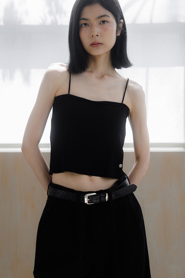 레바 스퀘어 레더벨트는 남녀 모두 착용 가능한 소가죽 벨트입니다. 블랙 컬러의 무지 디자인으로, 출근룩 및 비즈니스 캐주얼에 잘 어울립니다. 클래식, 미니멀, 시크 스타일을 연출하기에 적합하며, 스퀘어 버클 디테일이 특징입니다. 버클 여밈 방식으로 제작되어, 일상생활에서 폭넓게 활용할 수 있습니다. 고급스러운 소가죽 소재로 제작되어 튼튼하며, 오랫동안 사용할 수 있습니다.
