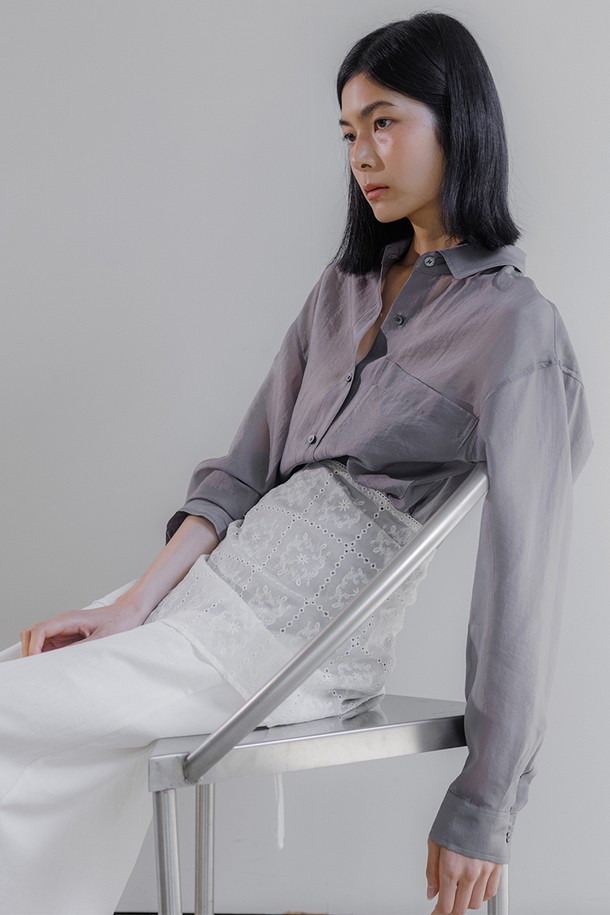 아이보리 컬러의 레이스 랩 스커트입니다. 면, 레이온, 나일론 혼방의 부드러운 레이스 소재로 제작되어 우아하고 페미닌한 무드를 연출합니다. 허리 조절이 가능한 2way 디자인으로 다양한 스타일을 소화할 수 있으며, 레이스 자수 디테일이 돋보입니다. 데일리룩, 카페룩, 데이트룩, 봄 소풍룩 혹은 촬영 소품으로 활용하기 좋습니다. 랩스커트 또는 에이프런 스타일로 연출 가능한 프리사이즈 아이템입니다.
