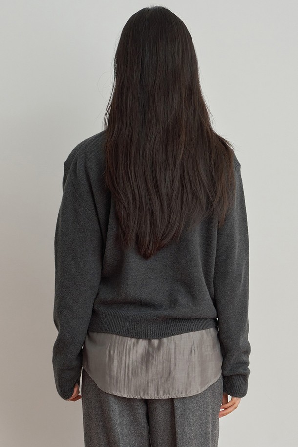 차분하고 세련된 분위기를 연출하는 클래식 V넥 니트입니다. 부드러운 울과 아크릴 혼방 소재로 제작되어 가을, 겨울 시즌에 따뜻하고 포근하게 착용할 수 있습니다. 레귤러핏 디자인과 긴 소매, 무지 패턴이 어우러져 다양한 스타일을 소화하기 쉬운 베이직 아이템입니다. 데일리룩, 특히 출근룩에 활용하기 좋은, 차콜 색상의 클래식한 V넥 니트입니다. 두꺼운 두께감으로 보온성을 높였습니다.
