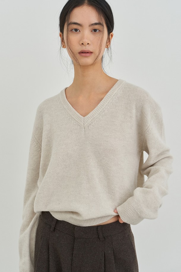 클래식 V넥 니트 [크림]은 부드러운 촉감의 니트 소재로 제작되어 가을과 겨울에 따뜻하게 착용하기 좋습니다. 레귤러 핏에 기본 디자인으로 제작되어 데일리룩으로 활용하기 좋으며, V넥 디자인이 세련된 분위기를 더합니다. 크림 컬러의 무지 디자인으로 다양한 스타일의 하의와 매치하기 용이합니다. 긴 소매 기장으로 간절기부터 한겨울까지 폭넓게 활용할 수 있는 베이직 아이템입니다. 클래식하고 미니멀한 스타일을 연출하기에 적합합니다.
