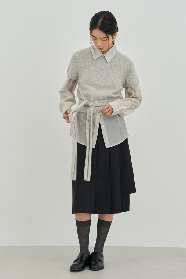 **머플러 하프니트 [3color]**는 여성분들을 위한 베이직하고 미니멀한 스타일의 하프넥 니트입니다. 가을과 겨울에 착용하기 좋으며, 부드러운 촉감의 니트 소재로 제작되었습니다. 레귤러핏으로 편안하게 착용 가능하며, 반소매 기장과 하프 기장으로 디자인되었습니다. 그레이와 블랙 2가지 색상으로 출시되었으며, 머플러 디테일이 포인트입니다. 일상룩에 세련됨을 더해줄 머플러 하프니트를 만나보세요.
