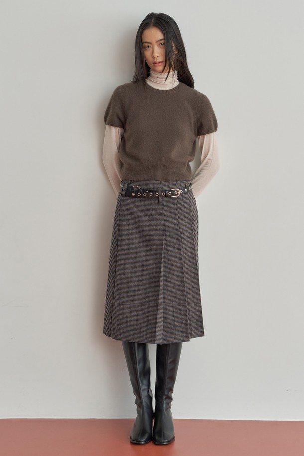 **머플러 하프니트 [3color]**

부드러운 촉감의 머플러 하프니트입니다. 가을, 겨울 시즌에 어울리는 두꺼운 두께감으로 제작되었으며, 베이직하고 미니멀한 스타일을 연출합니다. 터틀넥 디자인과 민소매 기장으로 다양한 레이어드 룩을 즐길 수 있으며, 브라운, 화이트, 블랙 3가지 색상으로 출시되었습니다. 레귤러 핏으로 편안하게 착용 가능하며, 미니멀, 클래식 스타일을 선호하는 여성분들께 추천합니다. 무지 패턴의 니트 소재로 어떤 옷에도 쉽게 매치할 수 있습니다.
