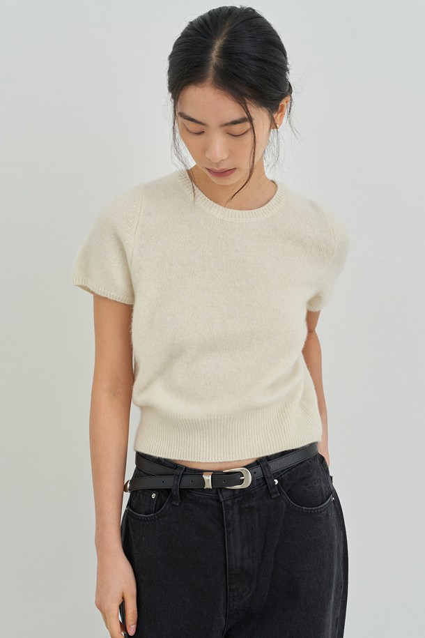 부드러운 니트 소재의 머플러 디테일이 돋보이는 여성용 하프 니트입니다. 아이보리, 블랙, 베이지 3가지 색상으로 출시되어, 가을과 겨울, 일상에서 미니멀하고 베이직한 스타일을 연출하기 좋습니다. 터틀넥 디자인과 반소매 기장, 레귤러 핏으로 편안한 착용감을 선사합니다. 중간 두께감의 무지 패턴으로 다양한 하의와 매치하여 클래식한 무드를 즐길 수 있습니다.
