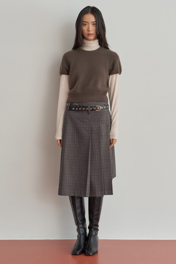 플리츠 랩 스커트[체크]는 클래식하고 미니멀한 스타일을 추구하는 여성분들을 위한 아이템입니다. 부드러운 촉감의 울 소재로 제작되어 가을과 겨울에 따뜻하게 착용할 수 있으며, 랩 디자인과 플리츠 디테일이 특징입니다. 미디 기장과 레귤러 핏으로 편안하면서도 세련된 실루엣을 연출하며, 오피스룩, 모임룩, 데이트룩 등 다양한 TPO에 활용할 수 있습니다. 그레이 컬러의 체크 패턴은 어떤 상의와도 쉽게 매치되어 활용도를 높입니다.
