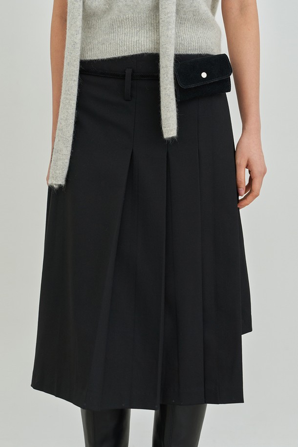 세련된 스타일을 완성하는 플리츠 랩 스커트[블랙]입니다. 부드러운 폴리에스테르 소재로 제작되어 편안한 착용감을 선사하며, 얇은 두께감으로 봄, 가을 시즌에 활용하기 좋습니다. 미니멀하고 클래식한 디자인은 오피스룩, 출근룩, 모임룩 등 다양한 TPO에 잘 어울립니다. 플리츠 디테일과 랩 스타일이 돋보이는 레귤러핏 스커트로, 시크하고 세련된 스타일을 연출해보세요. 블랙 색상으로 어떤 상의와도 매치하기 용이하며, 스타일리시한 룩을 완성할 수 있습니다.
