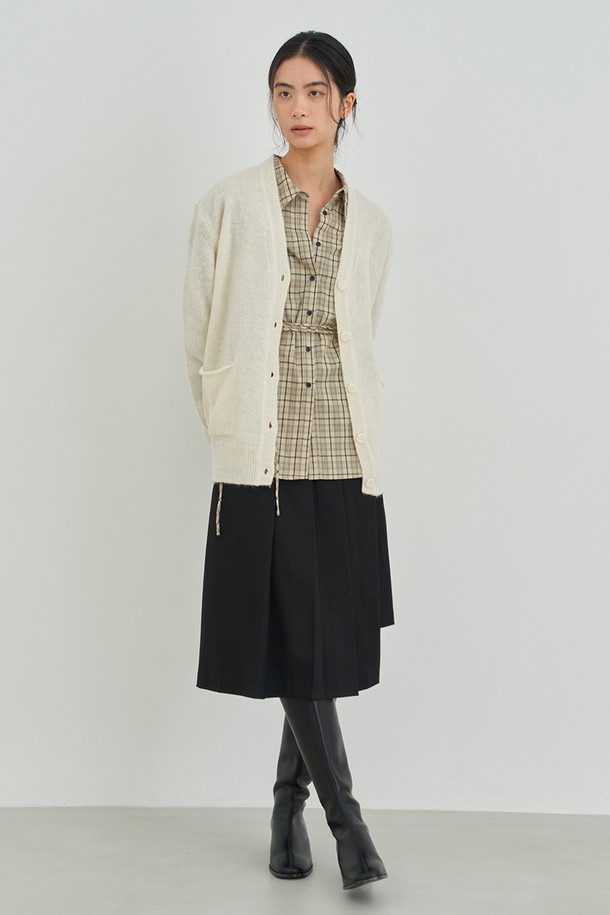 아이보리 컬러의 오버핏 니트 가디건입니다. 부드러운 촉감의 두꺼운 니트 소재로 제작되어 가을, 겨울철 따뜻하게 착용하기 좋습니다. 브이넥 라인과 버튼 디테일이 돋보이며, 캐주얼 및 미니멀 스타일 연출에 용이합니다. 데이트룩, 모임룩 등 다양한 TPO에 활용 가능하며, 넉넉한 오버핏으로 편안한 착용감을 선사합니다. 무지 디자인으로 베이직하면서도 세련된 느낌을 줍니다.
