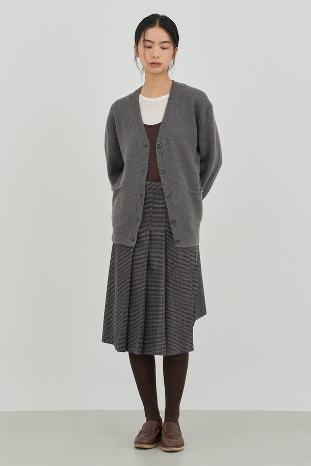 부드러운 촉감의 오버핏 니트 가디건 [차콜]입니다. 가을과 겨울에 따뜻하게 입을 수 있는 두꺼운 두께감의 니트 소재로 제작되었습니다. 베이직하고 캐주얼한 스타일로, 버튼 디테일이 돋보입니다. 넉넉한 오버핏으로 편안한 착용감을 선사하며, 다양한 룩에 활용하기 좋습니다. 데일리룩, 미니멀, 클래식 스타일을 즐겨 입는 분들께 추천합니다.
