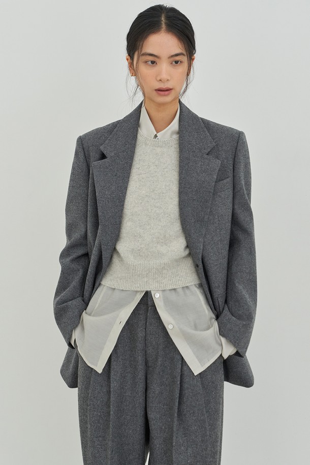 차분하고 세련된 분위기를 연출하는 여성 클래식 투버튼 재킷입니다. 차콜 그레이 컬러와 울 소재, 두꺼운 두께감으로 고급스러운 착용감을 선사합니다. 봄, 가을, 겨울 세 계절 모두 활용 가능하며, 오피스룩, 출근룩, 모임룩 등 다양한 TPO에 적합합니다. 레귤러핏과 무지 디자인, 긴소매, 투버튼 디테일이 클래식하고 미니멀한 스타일을 완성합니다.
