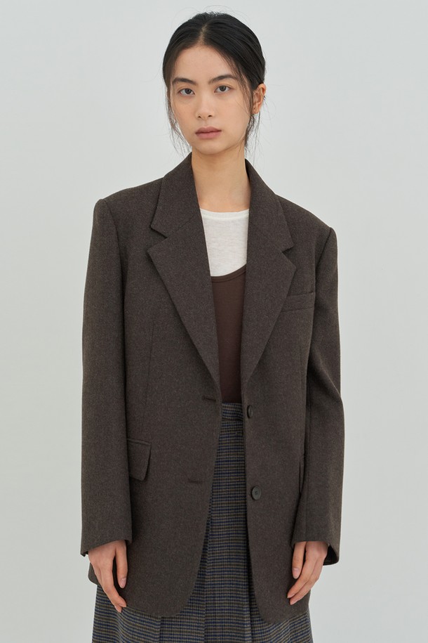 클래식 투버튼 재킷 [브라운]은 가을, 겨울 시즌 여성의 우아함을 더해줄 울 소재의 테일러드 재킷입니다. 미니멀하고 시크한 스타일을 연출하며, 레귤러핏과 크롭 기장으로 세련된 실루엣을 선사합니다. 톤 다운된 브라운 컬러는 어떤 옷에도 잘 어울리며, 출근룩, 오피스룩, 모임룩 등 다양한 TPO에 활용할 수 있습니다. 뻣뻣한 촉감의 두꺼운 울 소재와 긴 소매, 더블 버튼 여밈 디테일이 클래식한 무드를 강조합니다. 무지 패턴으로 깔끔함을 더한 이 재킷은 당신의 스타일을 한층 더 고급스럽게 만들어 줄 것입니다.
