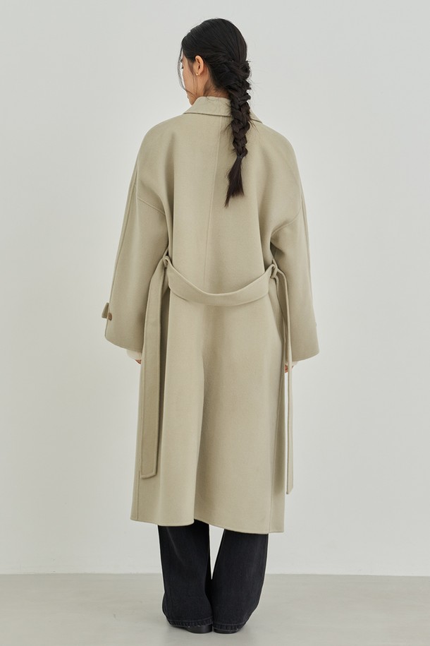 베이직하고 클래식한 무드의 맥시 레글런 코트입니다. 울 소재로 제작되어 가을, 겨울 시즌에 따뜻하게 착용할 수 있습니다. 톤 다운된 베이지 컬러와 벨트 세트 구성으로, 출근룩, 오피스룩, 모임룩 등 다양한 TPO에 활용 가능합니다. 레귤러핏으로 편안하게 떨어지는 핏이며, 긴 소매와 두꺼운 두께감으로 보온성을 높였습니다. 레글런 디자인으로 어깨 라인에 구애 없이 세련된 스타일을 연출할 수 있습니다.
