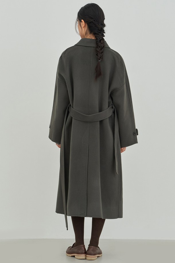 맥시 레글런 코트 [그레이]는 가을, 겨울 시즌에 어울리는 여성용 코트입니다. 미니멀하고 베이직한 스타일로, 출근룩, 오피스룩, 모임룩 등 다양한 TPO에 활용 가능합니다. 울 소재의 두꺼운 원단과 오버핏 디자인으로 따뜻함과 스타일을 동시에 잡았습니다. 레글런 소매와 벨트 디테일이 특징이며, 클래식, 미니멀, 시크 스타일을 연출하기 좋습니다. 무지 디자인과 긴 소매 기장, 맥시 기장으로 세련된 핏을 완성합니다.
