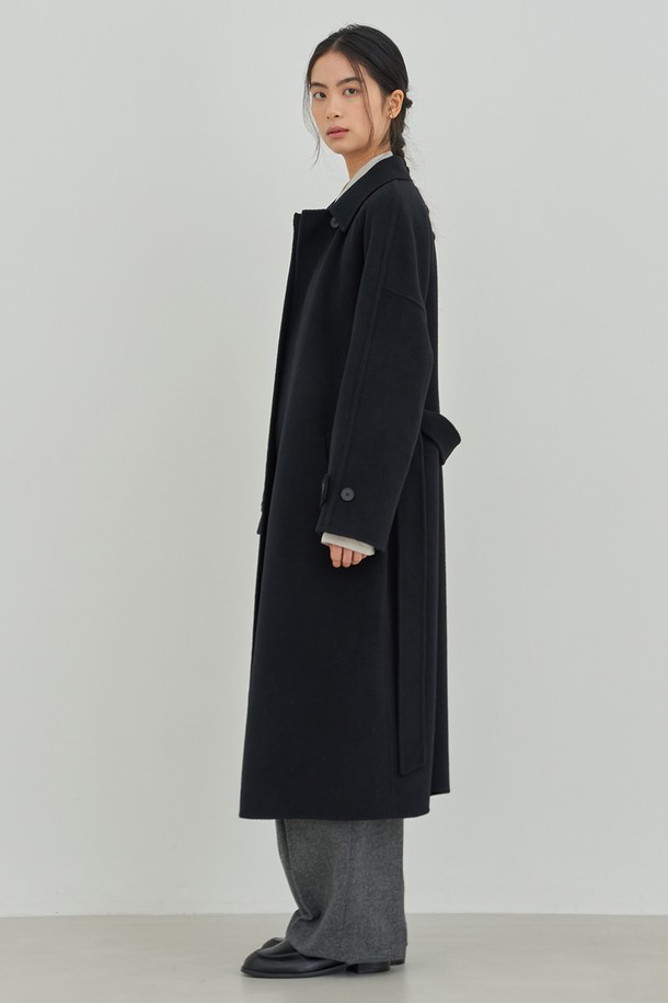 맥시 레글런 코트 [블랙]은 여성스러운 실루엣을 연출하는 울 소재의 오버핏 코트입니다. 가을과 겨울에 어울리는 두꺼운 두께감으로 보온성을 높였으며, 미니멀하고 베이직한 디자인으로 다양한 스타일을 소화할 수 있습니다. 레글런 소매와 칼라 디테일이 특징이며, 싱글 버튼 여밈으로 깔끔한 마무리를 선사합니다. 출근룩, 오피스룩, 모임룩 등 TPO에 구애받지 않고 클래식, 미니멀, 시크한 무드를 연출할 수 있습니다.
