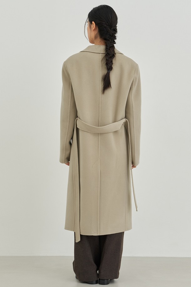 베이직한 디자인과 미니멀한 무드가 돋보이는 여성용 오버핏 더블 코트입니다. 가을, 겨울 시즌에 어울리는 두꺼운 울 소재로 제작되어 따뜻하게 착용할 수 있습니다. 톤 다운된 베이지 컬러가 세련된 분위기를 연출하며, 더블 버튼 여밈 방식으로 클래식한 매력을 더했습니다. 출근룩, 오피스룩, 모임룩 등 다양한 TPO에 활용 가능하며, 시크한 스타일을 완성해 줍니다. 넉넉한 오버핏으로 편안함과 스타일리시함을 동시에 만족시키는 아이템입니다.
