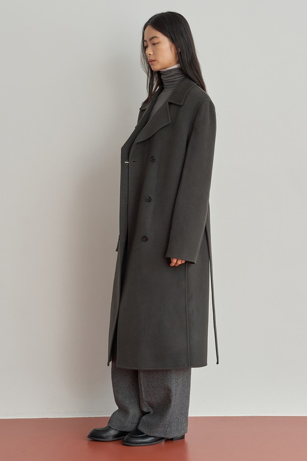 세련된 분위기를 연출하는 여성 오버핏 더블 코트입니다. 톤 다운된 차콜 그레이 컬러로, 어떤 룩에도 쉽게 매치하여 미니멀하고 베이직한 스타일을 완성할 수 있습니다. 울 소재 특유의 고급스러운 질감과 두께감으로 가을, 겨울 시즌 따뜻하게 착용 가능합니다. 노치드 라펠 디테일과 롱 기장, 더블 버튼 여밈으로 클래식하면서도 시크한 매력을 더했습니다. 출근룩, 오피스룩, 모임룩 등 다양한 TPO에 활용하기 좋습니다.

