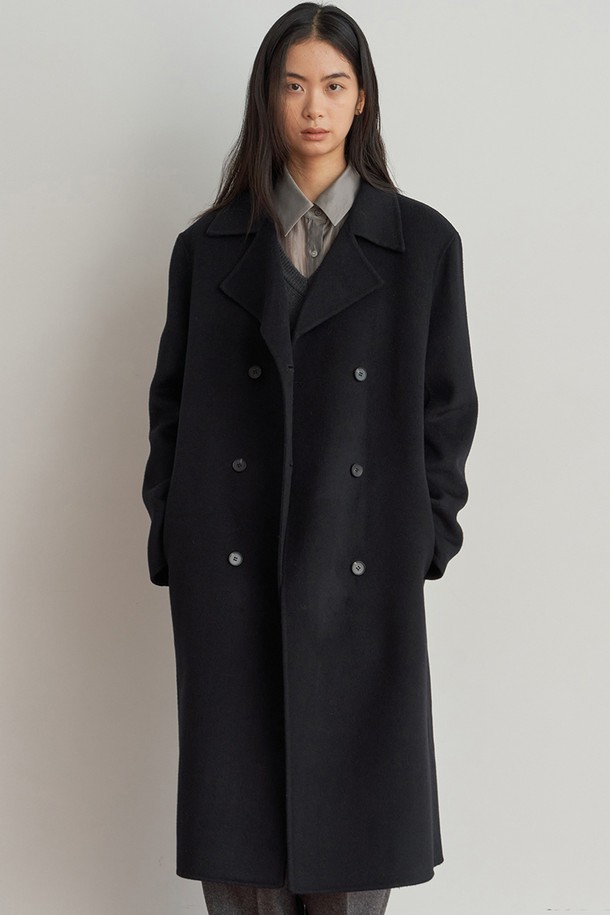세련된 블랙 컬러의 오버핏 더블 코트입니다. 울 소재로 제작되어 가을, 겨울 시즌에 따뜻하게 착용할 수 있습니다. 미니멀하고 클래식한 스타일로, 테일러드 칼라와 더블 버튼 여밈이 특징입니다. 오피스룩, 출근룩, 모임룩 등 다양한 TPO에 활용 가능하며, 시크하고 세련된 스타일을 연출합니다. 넉넉한 핏으로 편안함과 스타일리시함을 동시에 만족시키는 아이템입니다.
