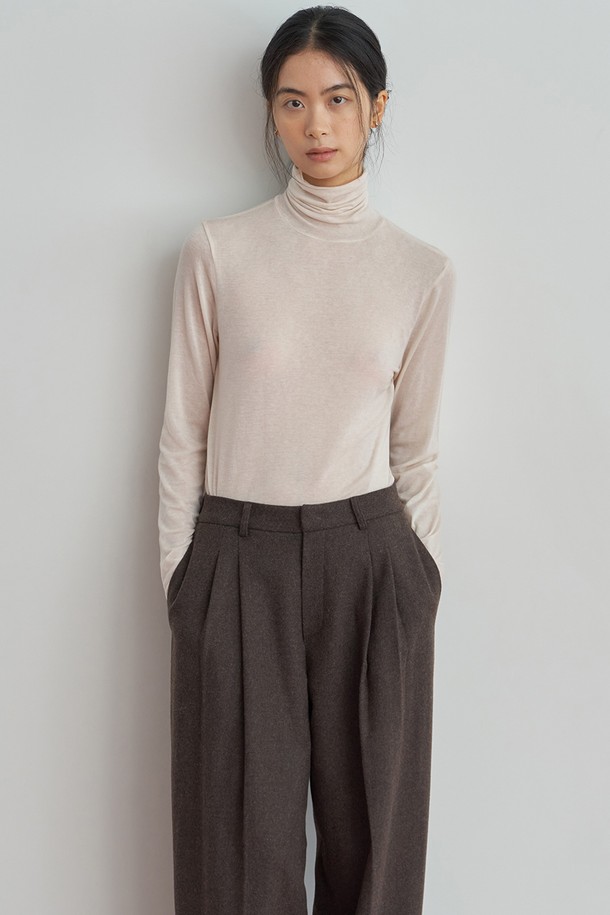 **울 터틀넥 티셔츠 [4color]**

부드러운 촉감의 울(wool), 텐셀, 스판덱스 혼방 소재로 제작된 울 터틀넥 티셔츠입니다. 모던하고 베이직한 스타일로, 가을과 겨울에 데일리룩과 오피스룩 모두 활용하기 좋습니다. 하이넥 디자인과 4가지 다채로운 컬러(브라운, 크림, 차콜그레이, 블랙) 옵션으로 폭넓은 선택이 가능합니다. 레귤러핏에 긴 소매 기장으로, 다양한 하의와 레이어드하여 스타일리시하게 연출할 수 있습니다. 헴라인 디테일 처리로 깔끔한 마감 처리를 자랑합니다.
