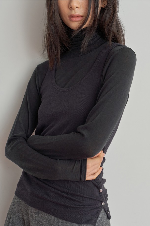 부드러운 울 소재로 제작되어 포근한 착용감을 선사하는 울 터틀넥 티셔츠입니다. 베이직하고 미니멀한 디자인으로, 가을과 겨울철 출근룩에 클래식, 미니멀, 캐주얼 등 다양한 스타일로 활용하기 좋습니다. 블랙, 그레이, 화이트, 브라운, 베이지 5가지 기본 컬러로 출시되어, 어떤 하의와도 쉽게 매치할 수 있습니다. 레귤러 핏에 긴 소매 기장으로, 보온성을 높여 추운 날씨에도 따뜻하게 입을 수 있습니다. 터틀넥 디자인이 목을 감싸주어 더욱 따뜻하고 세련된 느낌을 줍니다.
