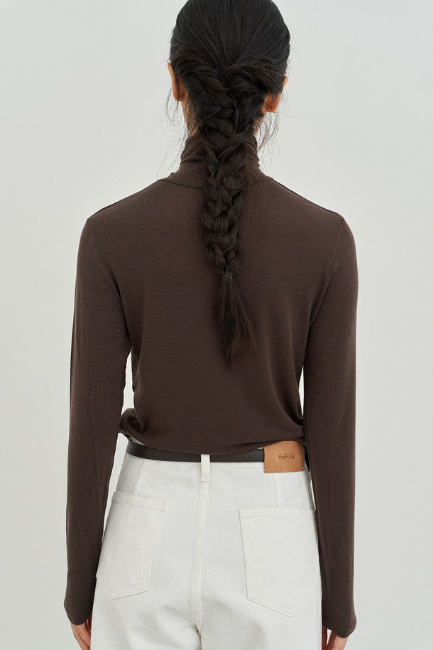 이번 시즌, 당신의 옷장에 깊이를 더해 줄 울 터틀넥 티셔츠입니다. 부드러운 촉감의 울 소재로 제작되어 가을과 겨울, 쌀쌀한 날씨에도 따뜻하고 편안하게 착용할 수 있습니다. 슬림핏 디자인과 레귤러 기장으로 어떤 하의에도 잘 어울리며, 베이직하고 미니멀한 스타일을 연출하기 좋습니다. 브라운, 블랙, 화이트, 베이지, 그레이 5가지의 다채로운 컬러로 준비되어 출근룩은 물론, 데일리룩으로도 활용하기 좋습니다. 심플하면서도 세련된 디자인으로 당신의 겨울 스타일링에 포인트가 되어줄 것입니다.
