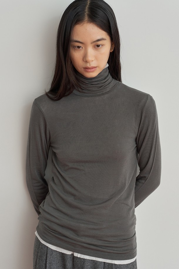 부드러운 울 소재로 제작되어 포근함을 선사하는 여성용 울 터틀넥 티셔츠입니다. 미니멀하고 베이직한 디자인으로 가을, 겨울철 일상룩에 활용하기 좋습니다. 레귤러핏으로 편안하게 착용 가능하며, 두꺼운 두께감과 보온성으로 추운 날씨에도 따뜻함을 유지해 줍니다. 그레이 컬러로 다양한 스타일의 연출이 용이하며, 클래식하고 미니멀한 무드를 더해줍니다. 긴 소매와 터틀넥 디자인으로 세련된 분위기를 자아냅니다.
