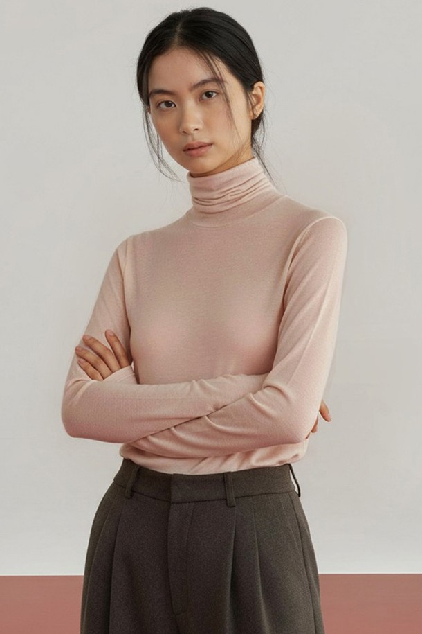 부드러운 울 소재로 제작되어 포근한 착용감을 선사하는 울 터틀넥 티셔츠입니다. 데일리룩부터 오피스룩까지 폭넓게 활용 가능하며, 베이직하고 모던한 스타일을 연출합니다. 립 디테일 마감으로 깔끔함을 더했으며, 목 부분의 보온성이 뛰어나 가을, 겨울철 레이어드 아이템으로 제격입니다. 브라운, 크림, 차콜그레이, 블랙 4가지 세련된 컬러로 만나보세요. 레귤러핏으로 편안하게 착용할 수 있습니다.
