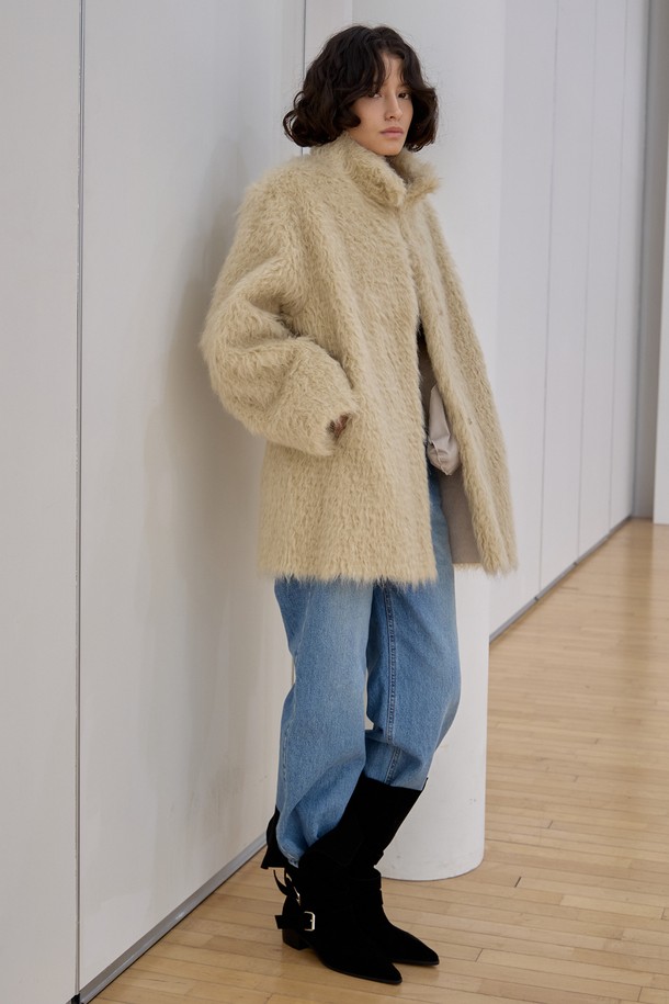 **멜로우 컬 하프코트 [베이지]**

겨울 시즌, 여성의 우아함을 더해줄 멜로우 컬 하프코트입니다. 클래식하고 베이직한 디자인에 컬 패턴이 더해져 세련된 무드를 연출합니다. 부드러운 울 블렌드 퍼 소재와 릴랙스 핏으로 편안한 착용감을 선사하며, 두꺼운 두께감으로 따뜻하게 몸을 감싸줍니다. 출근룩, 모임룩, 데이트룩 등 다양한 TPO에 활용 가능하며, 미니멀, 시크 스타일을 즐기는 분들께 추천합니다. 베이지, 카멜 두 가지 컬러로 만나보세요.
