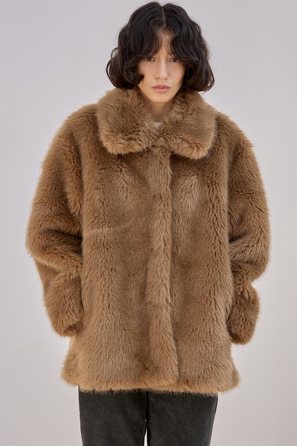 스노우 베일 재킷 [카멜브라운]은 부드러운 스웨이드 소재와 퍼 텍스처의 조화가 돋보이는 여성용 자켓입니다. 겨울 시즌, 우아하고 클래식한 무드를 연출하며, 넉넉한 어깨 라인과 라운드 칼라 디자인이 특징입니다. 루즈핏과 릴랙스핏으로 편안한 착용감을 선사하며, 두꺼운 두께감으로 따뜻함을 더합니다. 일상, 모임룩, 데이트룩, 연말 모임룩 등 다양한 TPO에 활용 가능하며, 미니멀, 시크, 클래식 스타일을 즐겨 입는 여성에게 추천합니다. 카멜브라운과 아이보리 두 가지 컬러로 출시되었습니다.
