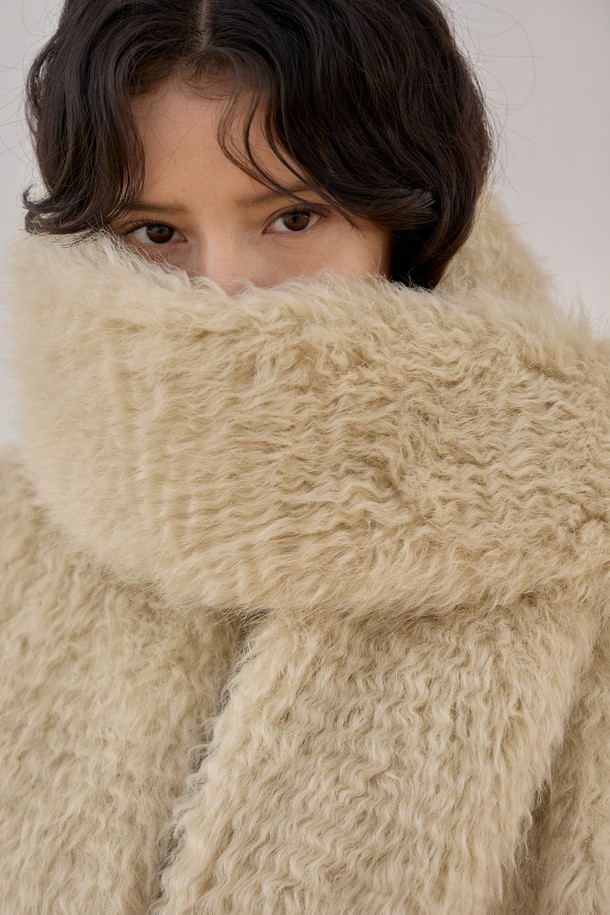 멜로우 컬 머플러는 부드러운 촉감과 뛰어난 보온성을 자랑하는 겨울철 필수 아이템입니다. 울, 아크릴, 모달 혼방 소재로 제작되어 포근함을 선사하며, 두 가지 톤의 컬 텍스처가 우아하고 베이직한 스타일을 연출합니다. 출근룩이나 모임룩에 매치하여 클래식하면서도 미니멀한 분위기를 더해보세요. 자연스러운 헤어리 텍스처와 적당한 길이감, 가벼운 무게감으로 편안하게 착용할 수 있습니다. 멜로우 컬 머플러는 브랜드 라벨로 디자인의 완성도를 높였습니다.
