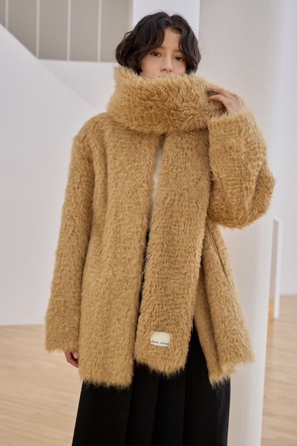 멜로우 컬 머플러는 부드러운 촉감과 자연스러운 헤어리 텍스처가 돋보이는 겨울 머플러입니다. 울, 아크릴, 모달 혼방 소재로 제작되어 보온성이 뛰어나며, 두꺼운 두께감으로 포근하게 착용할 수 있습니다. 멜로우 컬 패턴이 내추럴한 스타일을 연출하며, 캐멀(Camel)과 베이지(Beige) 두 가지 색상으로 제공됩니다. 산책룩, 클래식, 미니멀, 캐주얼 룩에 모두 잘 어울리며, 가볍고 적당한 길이감으로 편안하게 착용할 수 있습니다. FREE 사이즈로 누구나 부담 없이 착용 가능하며, 브랜드 라벨 디테일이 돋보입니다.
