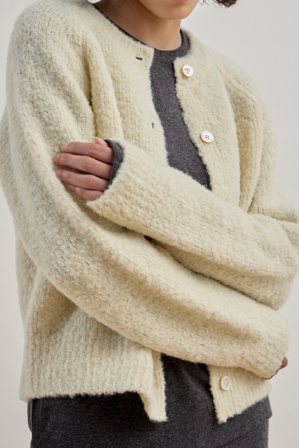 부드러운 촉감의 젠틀 부클 가디건 [크림]입니다. 포근한 울, 나일론, 스판덱스 혼방 소재로 제작되어 겨울철에도 따뜻하게 착용할 수 있습니다. 래글런 소매와 릴랙스핏 디자인으로 편안한 착용감을 선사하며, 라운드넥과 진주 단추 디테일이 클래식하고 여성스러운 분위기를 더합니다. 데이트룩, 모임룩 등 다양한 TPO에 활용 가능하며, 스커트, 팬츠 모두 잘 어울려 미니멀, 캐주얼 스타일을 연출하기 좋습니다. 크림, 카멜, 레드, 네이비 총 4가지 컬러로 만나보세요.
