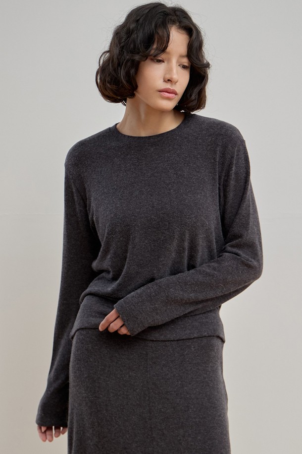 젠틀 레이어 티셔츠 [3Colors]는 부드러운 촉감의 아크릴, 레이온, 앙고라, 스판덱스 혼방 소재로 제작되어 겨울과 봄철에 따뜻하게 착용하기 좋습니다. 릴랙스핏 디자인에 라운드넥으로 편안한 착용감을 선사하며, 베이직한 무지 디자인으로 다양한 스타일 연출이 가능합니다. 깔끔한 마감 처리된 넥라인, 소매, 밑단이 특징이며, 레이어드 스타일링에 최적화된 실루엣을 자랑합니다. 아이보리, 차콜, 블랙 3가지 색상으로 출시되었으며, FREE 사이즈로 폭넓은 체형에 대응합니다. 출근룩, 클래식, 미니멀, 캐주얼 스타일을 즐겨 입는 여성분들께 추천합니다.
