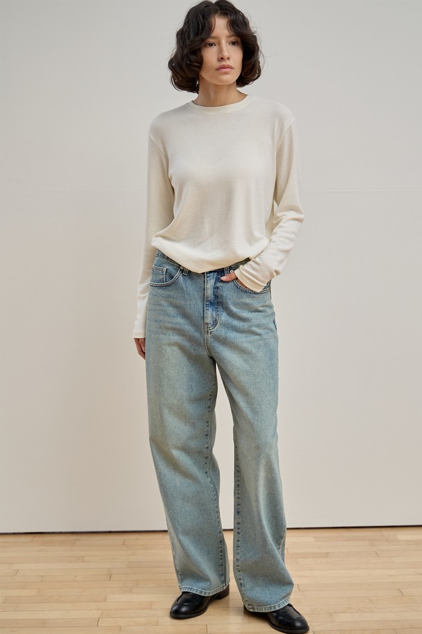 젠틀 레이어 티셔츠 [3Colors]는 부드러운 촉감의 아크릴, 레이온, 앙고라, 스판덱스 혼방 소재로 제작된 여성 티셔츠입니다. 겨울과 봄에 어울리는 두꺼운 두께감과 릴랙스핏으로 편안한 착용감을 선사하며, 라운드넥과 긴 소매 디자인으로 부드러운 분위기를 연출합니다. 아이보리, 차콜, 블랙 3가지 색상으로 출시되어 다양한 스타일에 매치하기 용이하며, 베이직한 디자인으로 출근룩은 물론 클래식, 미니멀, 캐주얼 등 폭넓게 활용할 수 있습니다. 레이어드 스타일링에 최적화되어 있으며, 넥라인, 소매, 밑단의 깔끔한 마감과 안정적인 드레이프성이 특징입니다.
